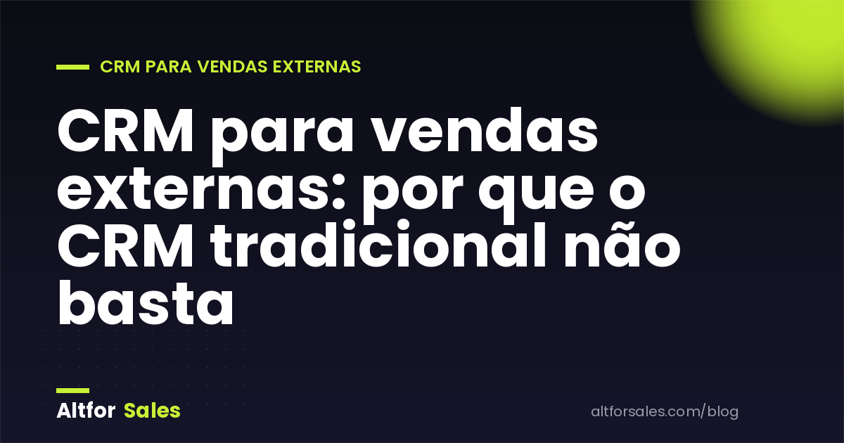 Vendedor externo usando CRM no celular durante uma visita