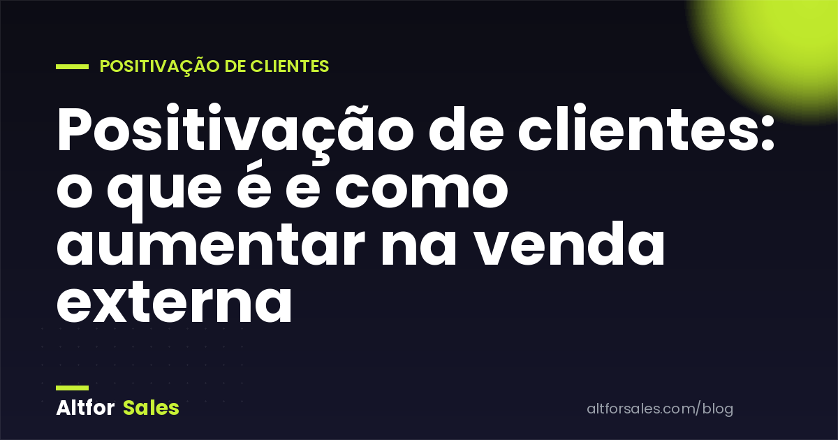 Vendedor externo analisando positivação de clientes na carteira